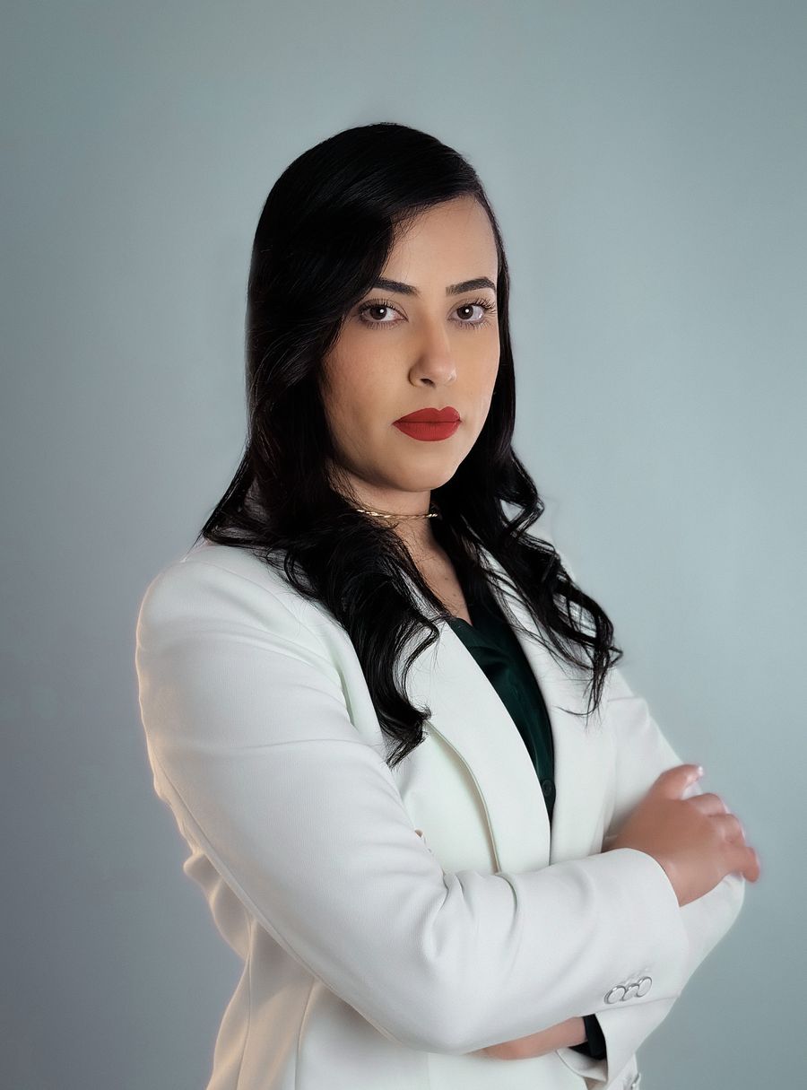 Advogada Eloísa Farias, de blazer branco, em retrato profissional